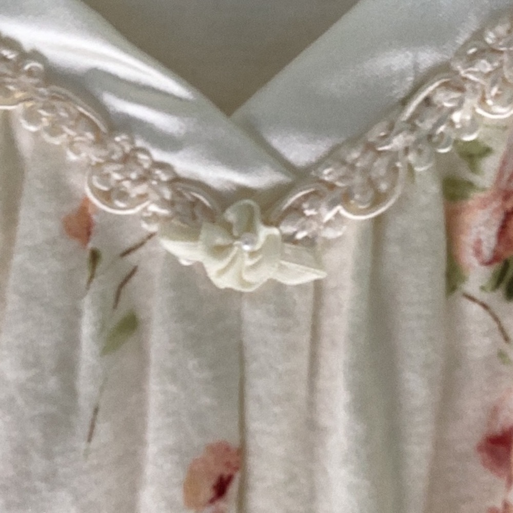 Women’s med elegant soft nightgown - Picture 4 of 4